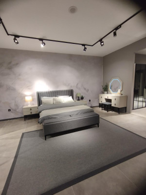 Modern Bett + Bank + 2x Nachttische zugleich Funktional und Komfortabel
