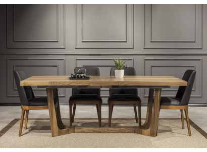 Eleganter Holztisch mit schicken schwarzen Stühlen in modernem Design