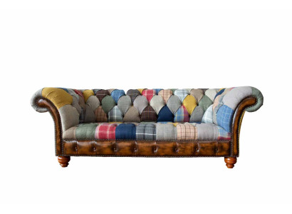 Chesterfield-Sofa aus Textil und Leder auf Beinen aus Naturholz
