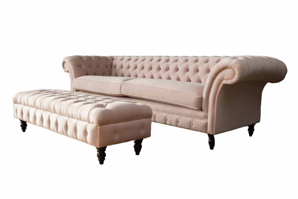 Ein luxuriöses, rosafarbenes Viersitzer-Sofa im Chesterfield-Design, inklusive Sitzkissen 