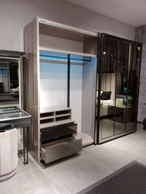 Exklusiver Schwarzer Kleiderschrank Stilvolle Schlafzimmer Holz Möbel