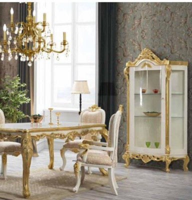 Luxuriöser Esszimmerstuhl in beige-weißen Tönen mit goldenen Einsätzen, klassisch gestaltet