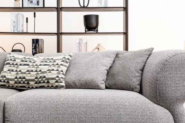 Großes 5-Sitzer Stoffsofa mit Premium-Textilbezug im modernen Stil