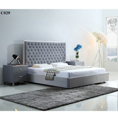 Großes stilvolles Chesterfield graues Doppelbett Textil Betten Luxus Design
