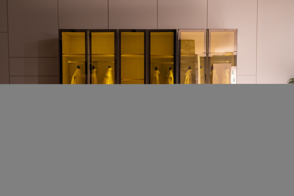 Luxuriöse Schlafzimmer Möbel Polsterbett Nachtkonsolen Glasschrank 4tlg