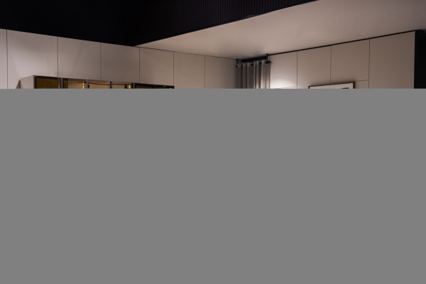Luxuriöse Schlafzimmer Möbel Polsterbett Nachtkonsolen Glasschrank 4tlg